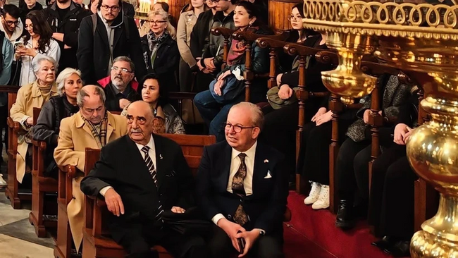 Veli Küçük ve Cihat Yaycı Paskalya ayininde ortaya çıktı! - Resim : 1