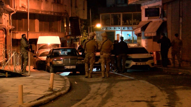 İstanbul'da eğlence mekanına el bombalı saldırı! Çok sayıda yaralı var… - Resim : 1