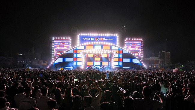 Şanlıurfa sel oldu, Ebru Yaşar konserine aktı! Yeni şarkısı ‘Affet’ büyük beğeni topladı… - Resim : 2