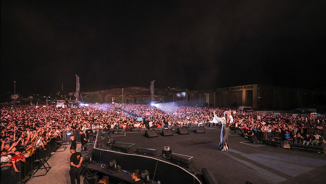 Şanlıurfa sel oldu, Ebru Yaşar konserine aktı! Yeni şarkısı ‘Affet’ büyük beğeni topladı… - Resim : 4