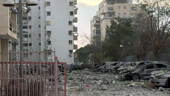 Trump ‘uzlaşmaya varıldı’ dedi, İran saldırı başlattı! İsrail’de apartman bloğu vuruldu… - Resim : 4