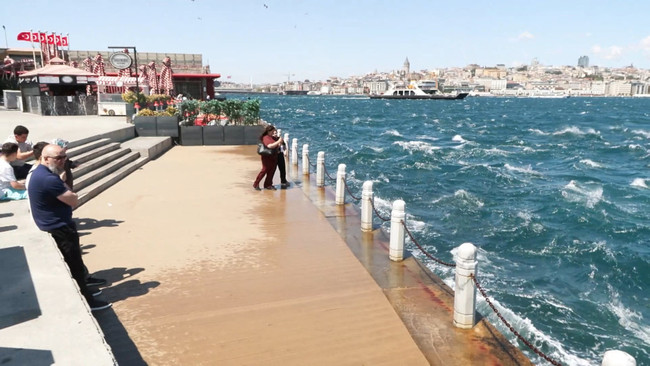 İstanbul'u fırtına vurdu! Gülhane Parkı kapatıldı! 2 kişinin üzerine ağaç düştü! - Resim : 2