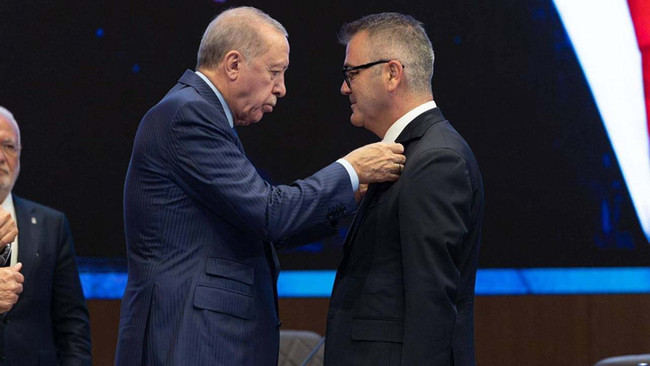 2 belediye AK Parti’ye geçti: Erdoğan rozetleri taktı - Resim : 1