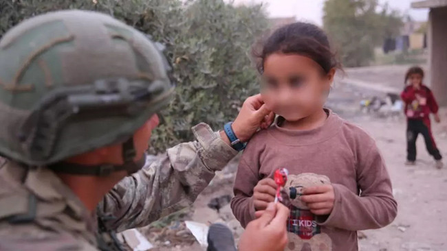 Çocuklara su veren askerlere soruşturma mı açıldı? MSB'den tartışılan iddiaya yanıt - Resim : 1