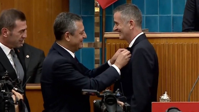 İYİ Parti'den ihraç edilen Ümit Dikbayır, CHP'ye katıldı: Rozetini Özgür Özel taktı - Resim : 1