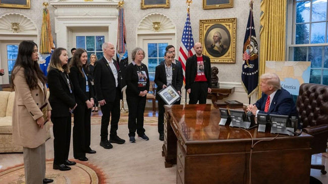 Trump, bırakılan İsrailli esirleri Beyaz Saray'da ağırladı - Resim : 1