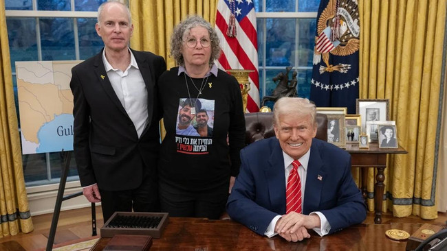 Trump, bırakılan İsrailli esirleri Beyaz Saray'da ağırladı - Resim : 2