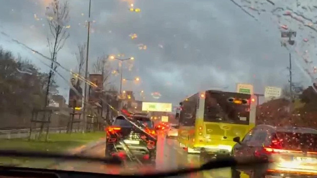 Yağmur İstanbul'da trafiği kilitledi... Yoğunluk yüzde 90'a kadar ulaştı - Resim : 2