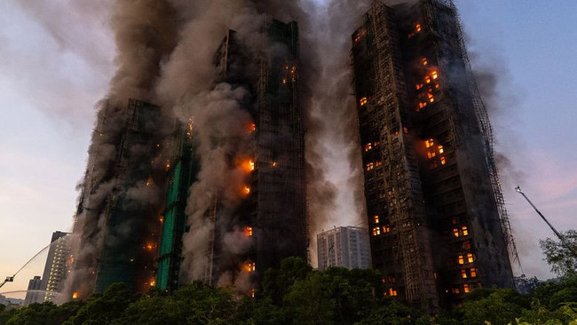 Hong Kong'da gökdelen yangını faciası: 55 kişi öldü, 279 kişi kayıp - Resim : 1