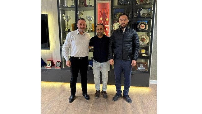 &Uuml;nl&uuml; televizyoncuya g&uuml;m&uuml;ş ka&ccedil;ak&ccedil;ılığından g&ouml;zaltı! - Resim : 1