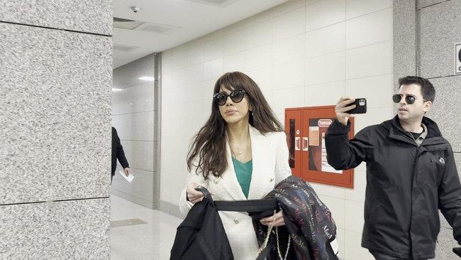 Spiker Ela Rumeysa Cebeci tutuklandı! Gazetecilerden köşe bucak kaçtı... - Resim : 1