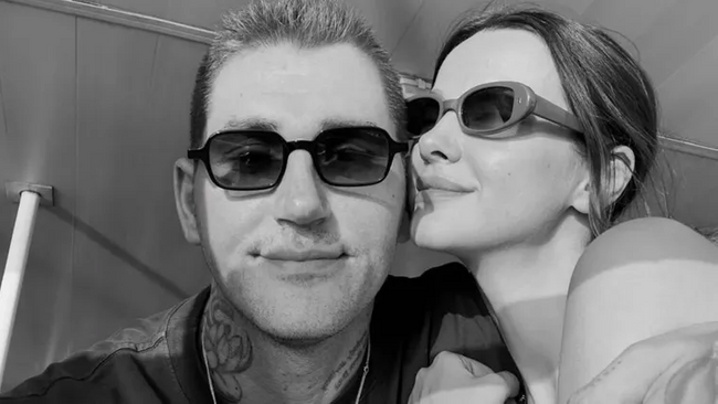 Evler ayrıldı, ihanet iddiası g&uuml;ndemi sarstı! &Uuml;nl&uuml; &ccedil;ift boşanıyor! - Resim : 3