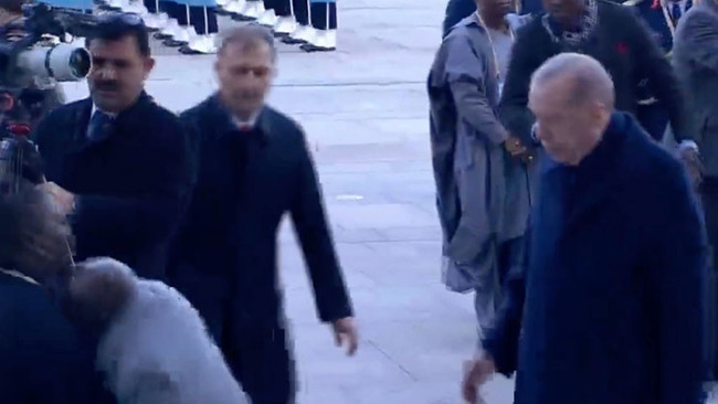 Beştepe'de talihsiz an! Konuk lider yere kapaklandı - Resim : 2