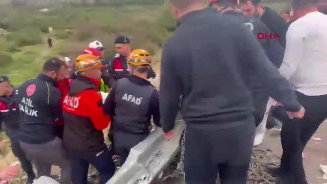Antalya'da yolcu otobüsü şarampole devrildi: Çok sayıda ölü ve yaralı var - Resim : 1
