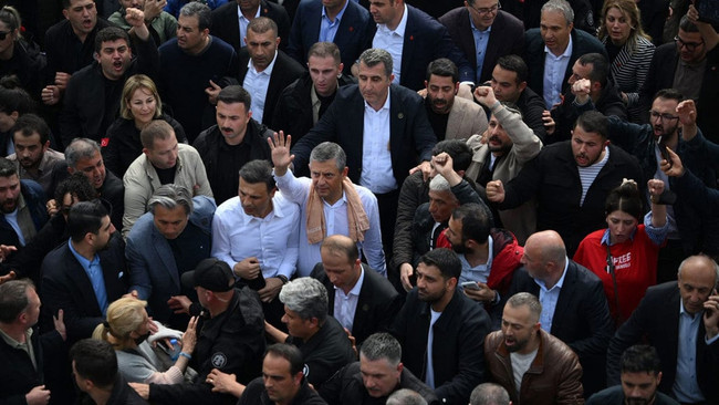 Meclis’e yürüyen Özel TOMA’ya çıktı: “CHP’nin Genel Merkezi artık TBMM’dir!” - Resim : 1