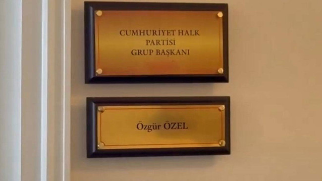 Özgür Özel’in TBMM’deki tabelası değiştirildi! Odanın girişine asıldı… - Resim : 1