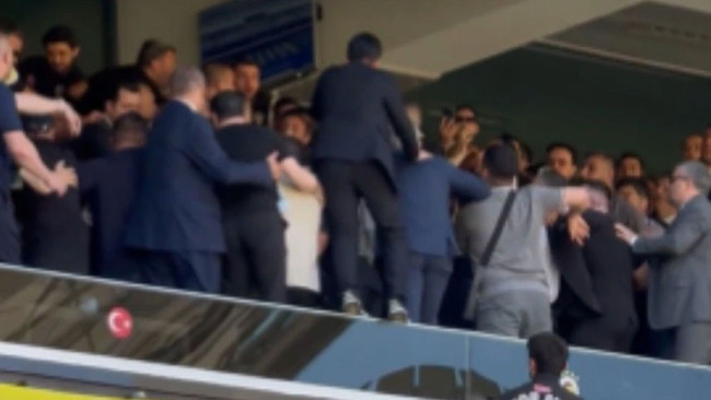 Fenerbahçe kongresinde kavga çıktı! Aziz Yıldırım zor ayrıldı - Resim : 1