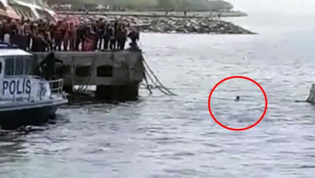 Teknenin yanaşmasına izin verilmedi, CHP'li başkan 1 Mayıs için yüzerek kıyıya çıktı! - Resim : 1