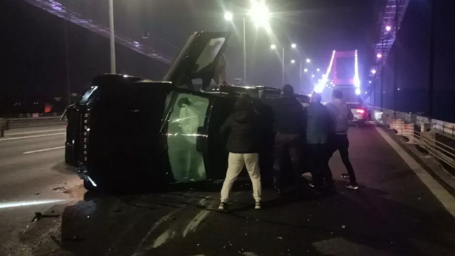 Fatih Sultan Mehmet Köprüsü'nde ortalık savaş alanına döndü - Resim : 2