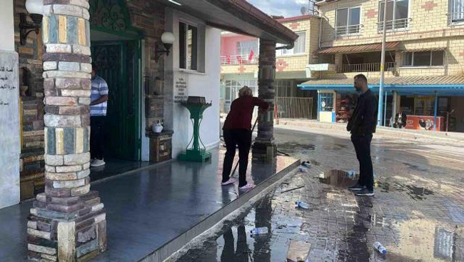 Akşener ve İmamoğlu'na türbede ayakkabı uyarısı - Resim : 1