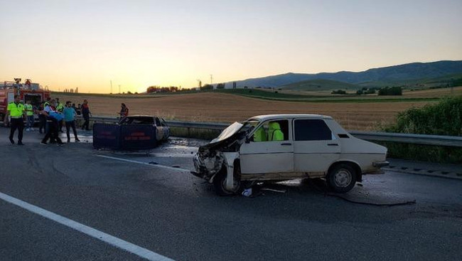 Düğüne giderken kaza yaptılar... Araç tamamen kül oldu: 3 kişi yanarak can verdi! - Resim : 2