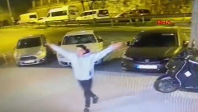 Beyoğlu'nda Amerikalı turist bı&ccedil;aklanarak &ouml;ld&uuml;r&uuml;ld&uuml;! Saldırgandan dans eder gibi hareketler - Resim : 1