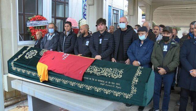 Eurovision şarkı yarışmasıyla hafızalara kazınan sunucu Bülend Özveren son yolculuğuna uğurlandı - Resim : 5