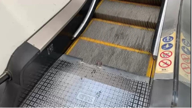 Beylikdüzü'ndeki AVM'de dehşet anları: Çocuğun parmağı yürüyen merdivene sıkıştı - Resim : 1