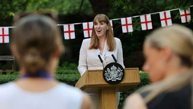 İngiltere'de eksik vergi ödemesi istifa getirdi - Resim : 1