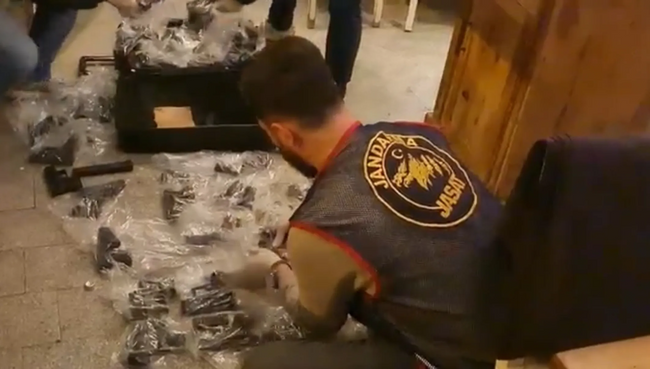 İstanbul'un göbeğinde bavulla suikast silahı ticareti! Jandarma restoranı bastı - Resim : 1