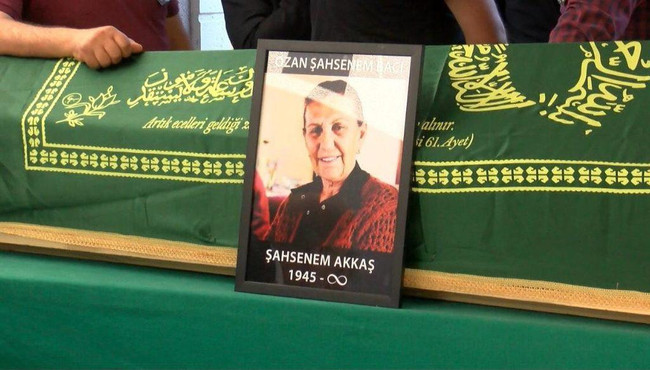 Yavuz Bingöl, annesi Şahsenem Akkaş'ın cenaze töreninde sitem etti - Resim : 1