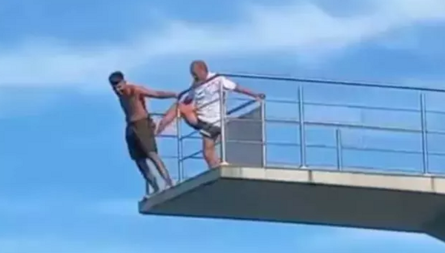 Saatlerce inmesi için dil döktü! Dinlemeyince adamı böyle aşağıya itti… - Resim : 1