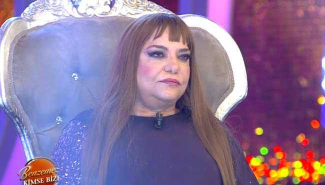 Kibariye canlı yayındaki yeni imajıyla şaşırttı!  Peruk takarak çıktı... - Resim : 1