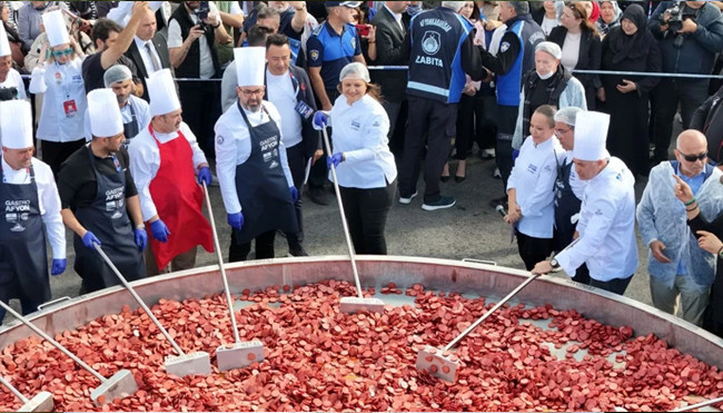Guinness Rekorlar Kitabı’na girdi! Afyon’da 2 ton sucuklu yumurta pişirildi - Resim : 3