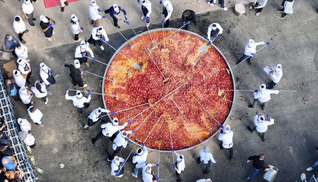Guinness Rekorlar Kitabı’na girdi! Afyon’da 2 ton sucuklu yumurta pişirildi - Resim : 1