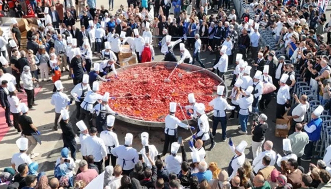 Guinness Rekorlar Kitabı’na girdi! Afyon’da 2 ton sucuklu yumurta pişirildi - Resim : 2