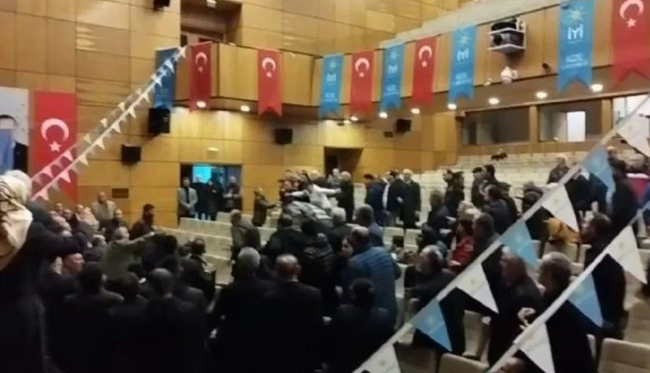 İYİ Parti Kongresi'nde tekmeli yumruklu kavga çıktı! Polis müdahale etti... - Resim : 1