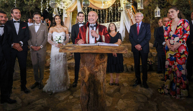 Tunç ve Neptün Soyer çiftinin kızları evlendi, Kemal ve Selvi Kılıçdaroğlu nikah şahidi oldu - Resim : 1