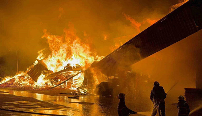 Samsun’da kereste fabrikası alev alev yandı! Yangına polis TOMA’ları da müdahale etti - Resim : 1