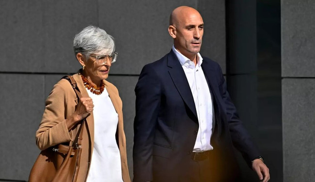 Dünya Kupası töreninde zorla öpme skandalı: Luis Rubiales'in cezası belli oldu - Resim : 1