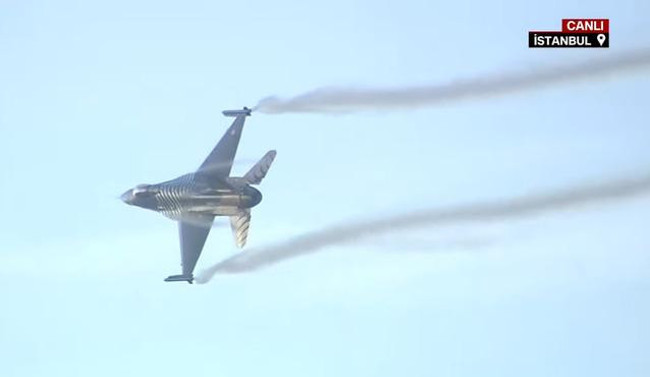 İstanbul Boğazı’nda görkemli geçit töreni! Deniz ve havadaki anlar nefes kesti… - Resim : 4