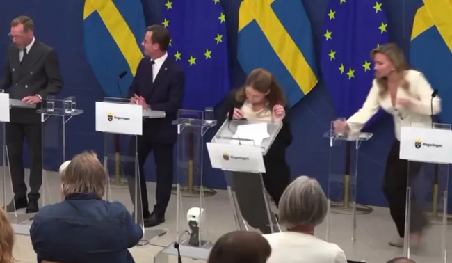 Yeni sağlık bakanı basın toplantısında yere yığıldı! Stres mi? Heyecan mı? - Resim : 2