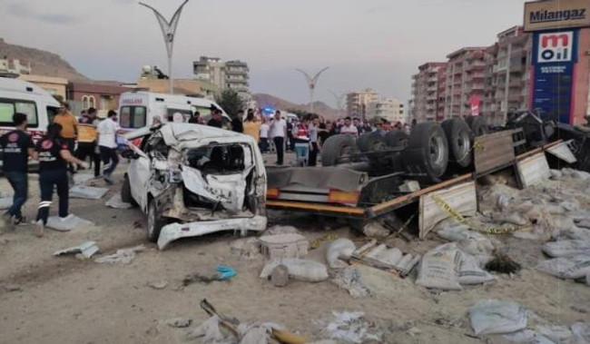 Mardin'deki 20 kişinin can verdiği kazaya ilişkin gözaltına alınan 2 tır şoförü tutuklandı - Resim : 3