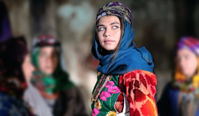 Ünlü oyuncu boşanmasını nikah cüzdanını yırtarak kutladı! 'Evlilikte köleliğe son' - Resim : 1