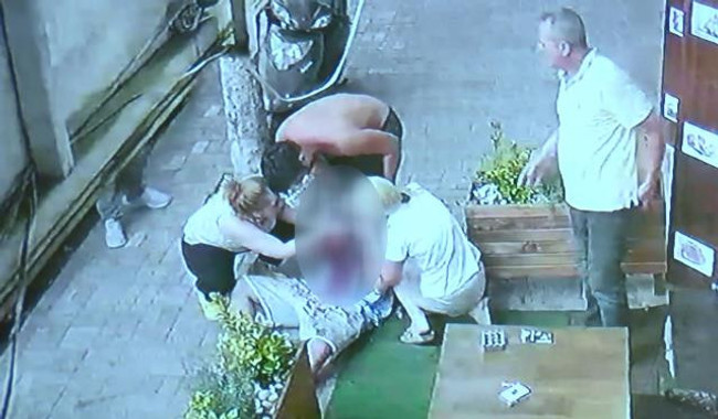 Boğazından bıçaklanan genç kanlar içinde yardım istedi: "Ölmek istemiyorum abla, kurtar beni" - Resim : 3