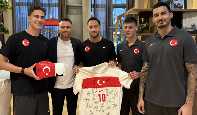 Avusturya ma&ccedil;ı &ouml;ncesi Mike Tyson'dan A Milli Futbol Takımı'na hediye! - Resim : 1