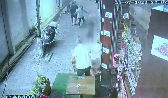 Boğazından bıçaklanan genç kanlar içinde yardım istedi: "Ölmek istemiyorum abla, kurtar beni" - Resim : 2