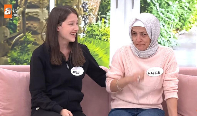 Genç kızın isteği Esra Erol'u şaşırttı! Annesi internetten tanıştığı adamla kaçmıştı - Resim : 4