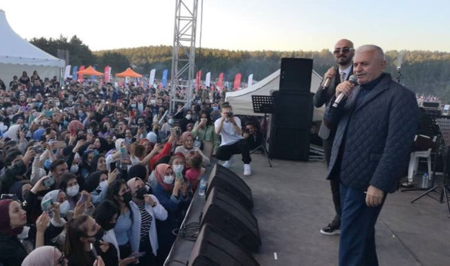 Binali Yıldırım, şarkıcı Soner Sarıkabadayı ile düet yaptı - Resim : 1