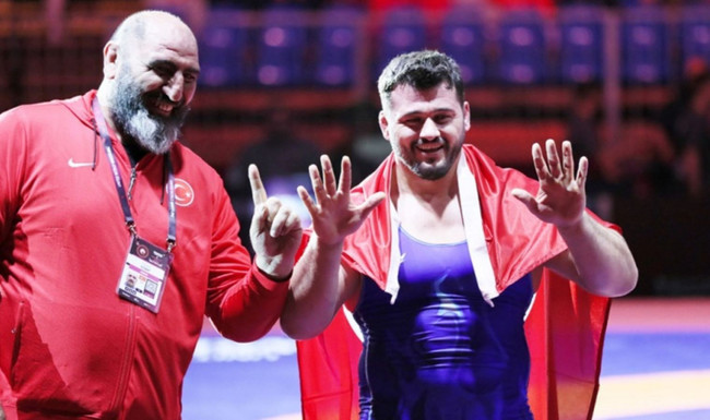 Üç milli güreşçi, Avrupa Güreş Şampiyonası'nda finale yükseldi - Resim : 1